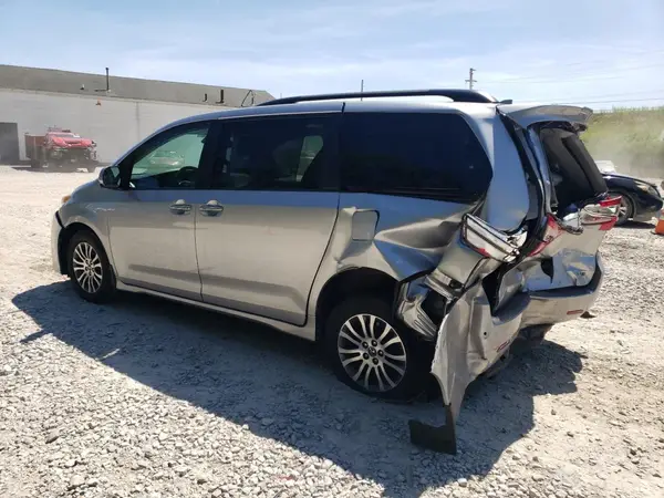 5TDYZ3DC6JS939294 2018 TOYOTA SIENNA - Image 2