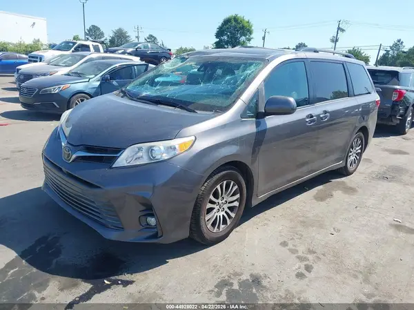 5TDYZ3DC6JS939716 2018 TOYOTA SIENNA - Image 2
