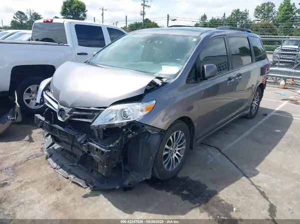 5TDYZ3DC6JS939876 2018 TOYOTA SIENNA - Image 2