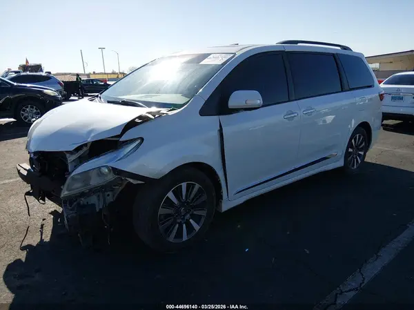 5TDYZ3DC6JS940980 2018 TOYOTA SIENNA - Image 2
