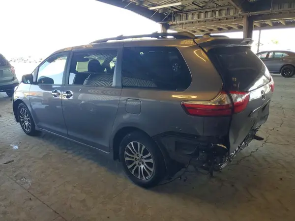 5TDYZ3DC6JS941028 2018 TOYOTA SIENNA - Image 2