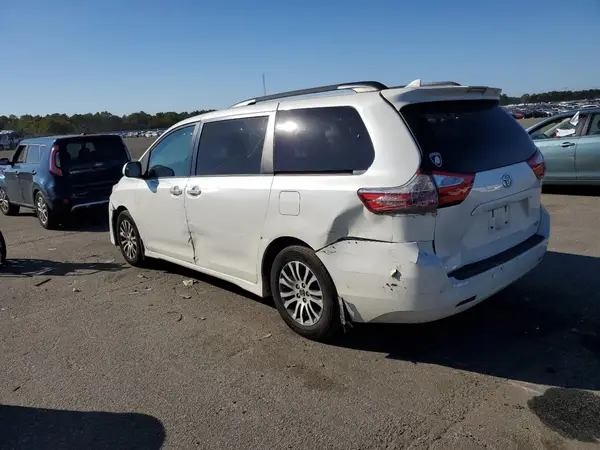 5TDYZ3DC6JS941269 2018 TOYOTA SIENNA - Image 2