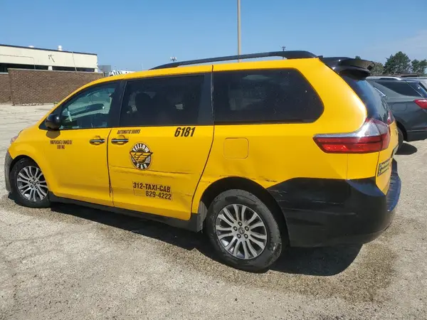 5TDYZ3DC6JS943393 2018 TOYOTA SIENNA - Image 2