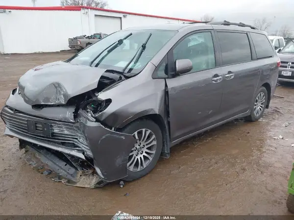 5TDYZ3DC6JS944656 2018 TOYOTA SIENNA - Image 2