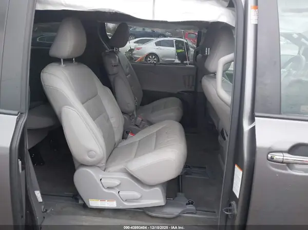 5TDYZ3DC6JS944656 2018 TOYOTA SIENNA - Image 8