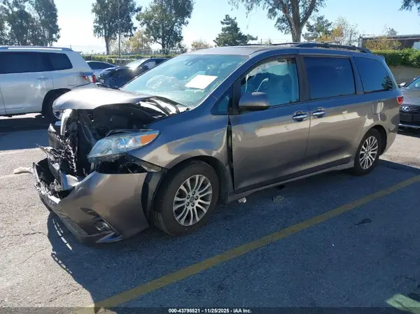 5TDYZ3DC6JS945144 2018 TOYOTA SIENNA - Image 2