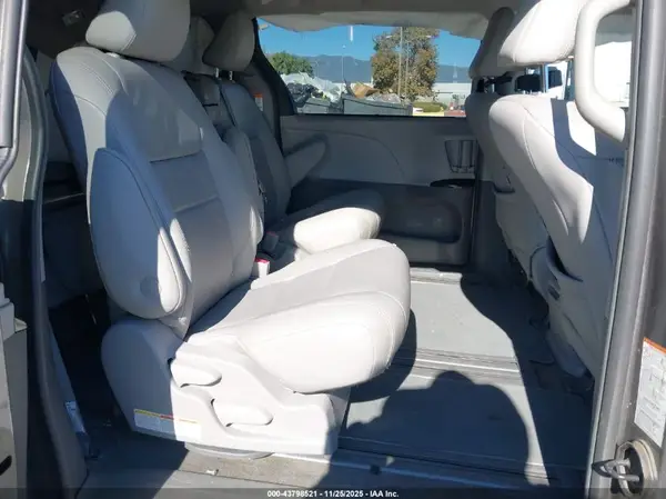 5TDYZ3DC6JS945144 2018 TOYOTA SIENNA - Image 8