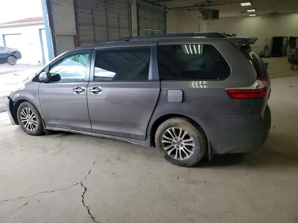 5TDYZ3DC6JS947430 2018 TOYOTA SIENNA - Image 2