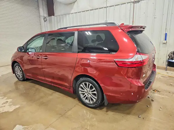 5TDYZ3DC6JS956208 2018 TOYOTA SIENNA - Image 2