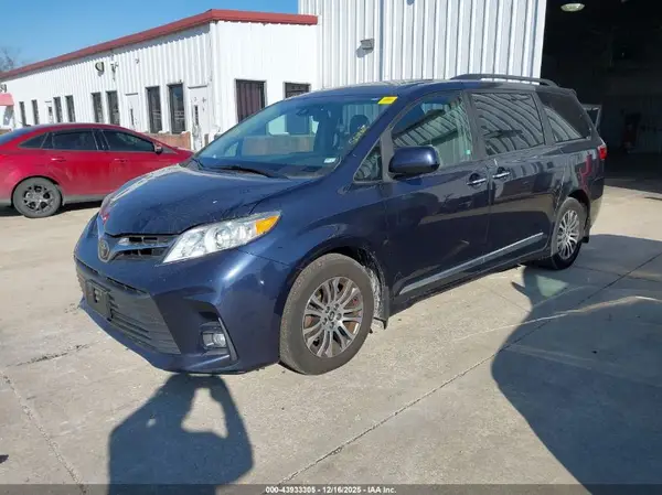 5TDYZ3DC6JS957276 2018 TOYOTA SIENNA - Image 2