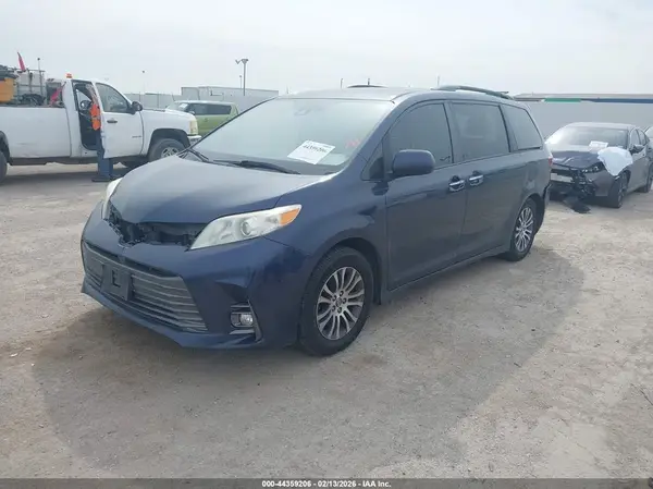 5TDYZ3DC6JS963188 2018 TOYOTA SIENNA - Image 2