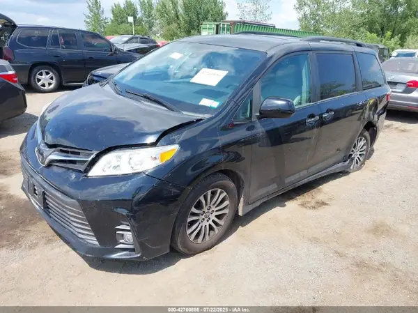 5TDYZ3DC6KS005878 2019 TOYOTA SIENNA - Image 2
