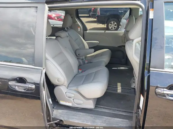 5TDYZ3DC6KS005878 2019 TOYOTA SIENNA - Image 8