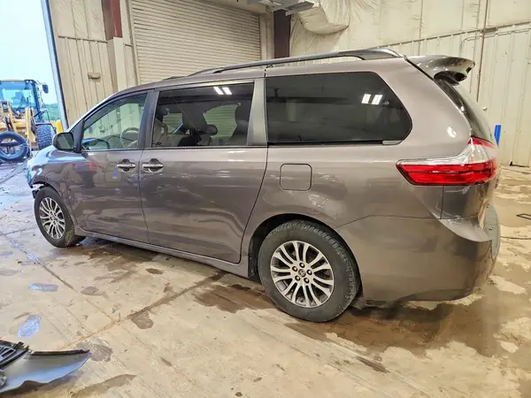 5TDYZ3DC6KS011678 2019 TOYOTA SIENNA - Image 2