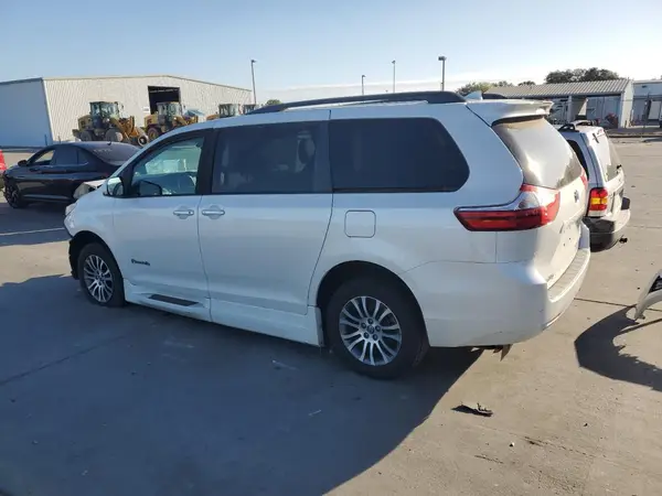 5TDYZ3DC6KS015097 2019 TOYOTA SIENNA - Image 2