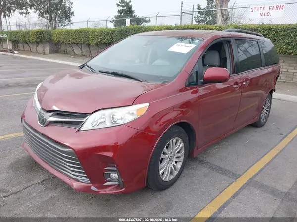 5TDYZ3DC6KS017142 2019 TOYOTA SIENNA - Image 2
