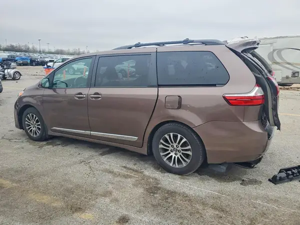 5TDYZ3DC6KS019313 2019 TOYOTA SIENNA - Image 2