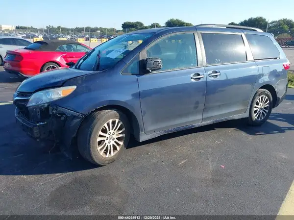 5TDYZ3DC6KS982695 2019 TOYOTA SIENNA - Image 2