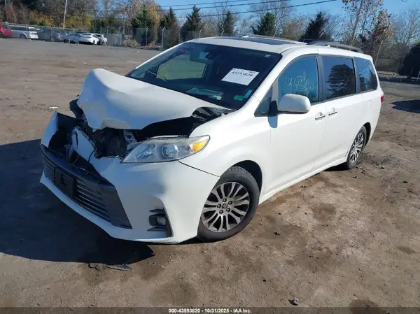 5TDYZ3DC6KS984401 2019 TOYOTA SIENNA - Image 2