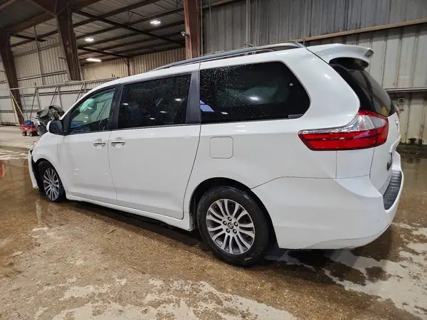 5TDYZ3DC6KS985578 2019 TOYOTA SIENNA - Image 2