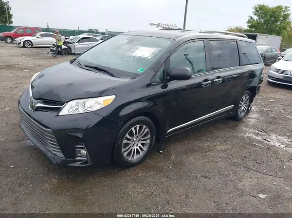 5TDYZ3DC6KS987377 2019 TOYOTA SIENNA - Image 2