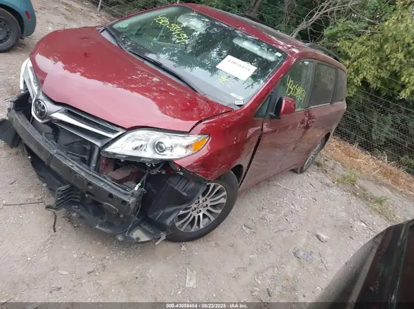 5TDYZ3DC6KS992403 2019 TOYOTA SIENNA - Image 2