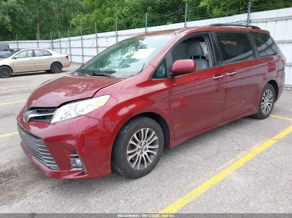 5TDYZ3DC6KS996645 2019 TOYOTA SIENNA - Image 2