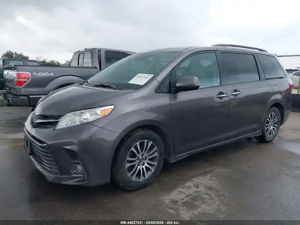5TDYZ3DC6KS998735 2019 TOYOTA SIENNA - Image 2