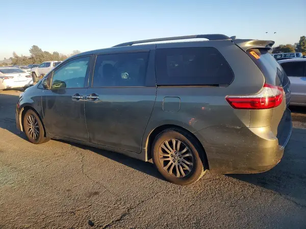 5TDYZ3DC6LS050899 2020 TOYOTA SIENNA - Image 2