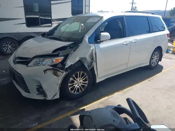5TDYZ3DC6LS080582 2020 TOYOTA SIENNA - Image 2