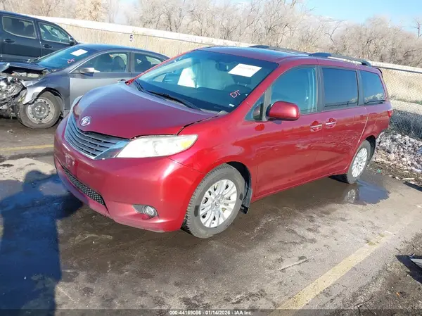 5TDYZ3DC7HS767030 2017 TOYOTA SIENNA - Image 2