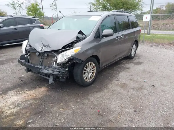 5TDYZ3DC7HS771093 2017 TOYOTA SIENNA - Image 2