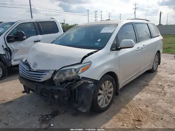 5TDYZ3DC7HS772521 2017 TOYOTA SIENNA - Image 2