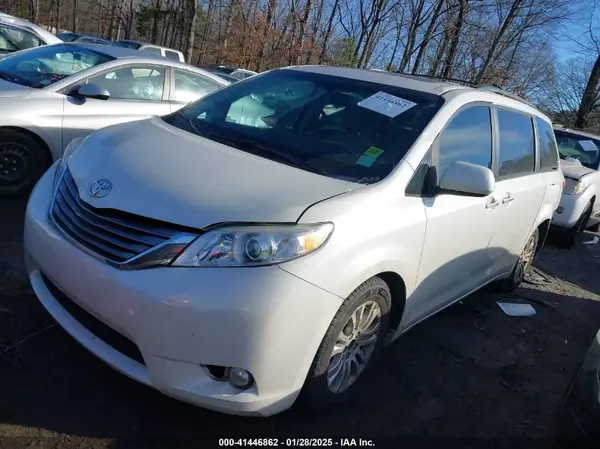 5TDYZ3DC7HS774589 2017 TOYOTA SIENNA - Image 2
