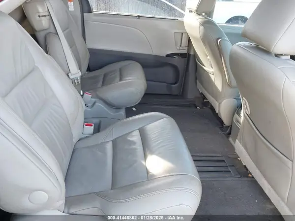 5TDYZ3DC7HS774589 2017 TOYOTA SIENNA - Image 8