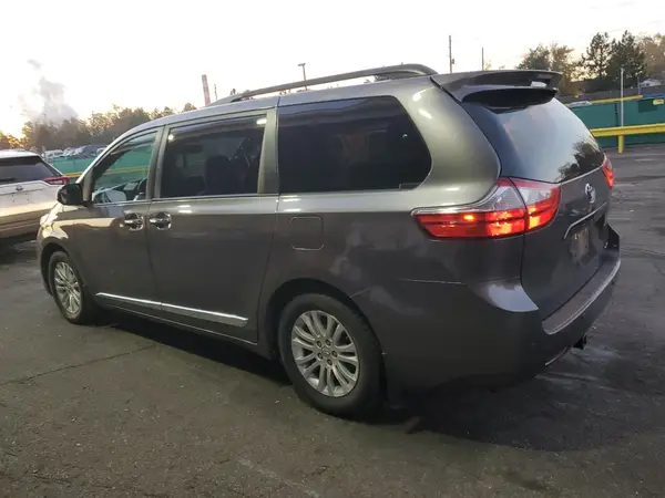 5TDYZ3DC7HS775161 2017 TOYOTA SIENNA - Image 2