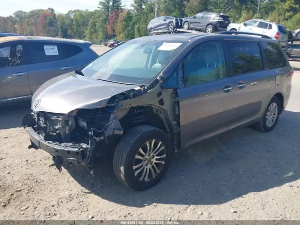 5TDYZ3DC7HS777766 2017 TOYOTA SIENNA - Image 2