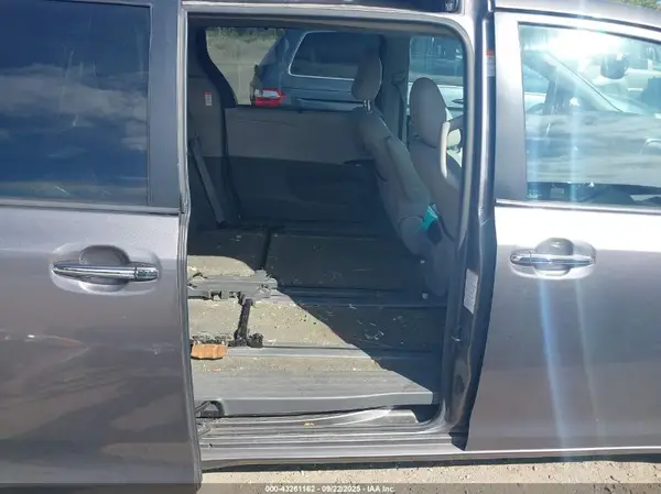 5TDYZ3DC7HS777766 2017 TOYOTA SIENNA - Image 8