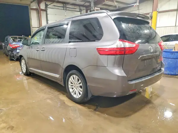 5TDYZ3DC7HS780361 2017 TOYOTA SIENNA - Image 2