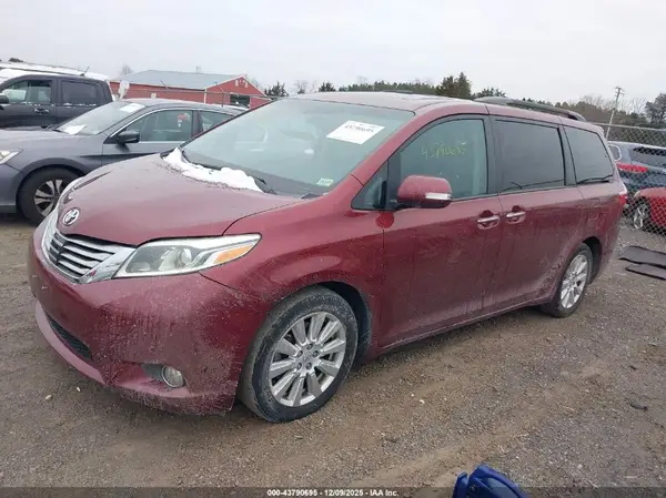 5TDYZ3DC7HS782451 2017 TOYOTA SIENNA - Image 2