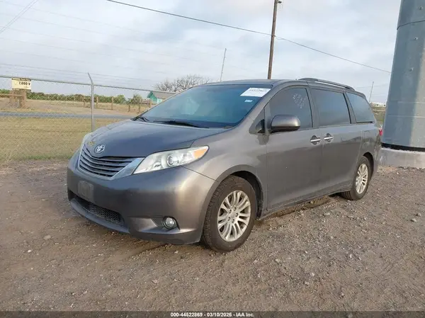 5TDYZ3DC7HS791764 2017 TOYOTA SIENNA - Image 2