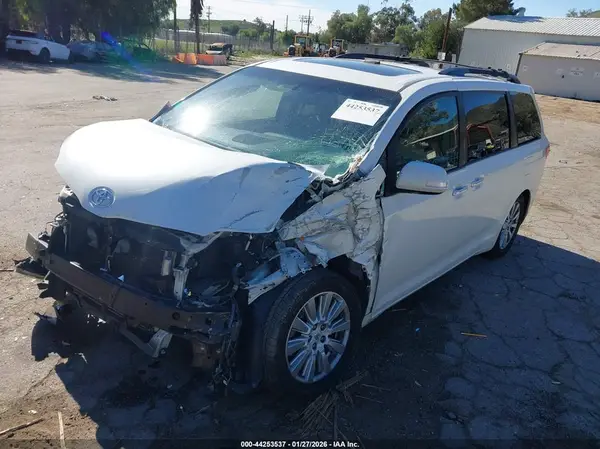 5TDYZ3DC7HS795233 2017 TOYOTA SIENNA - Image 2