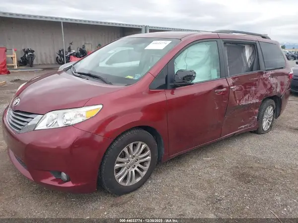 5TDYZ3DC7HS797905 2017 TOYOTA SIENNA - Image 2
