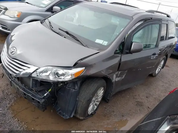 5TDYZ3DC7HS799458 2017 TOYOTA SIENNA - Image 2