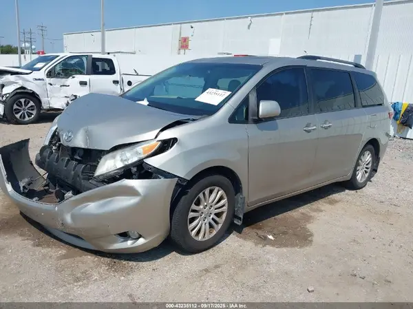 5TDYZ3DC7HS801435 2017 TOYOTA SIENNA - Image 2