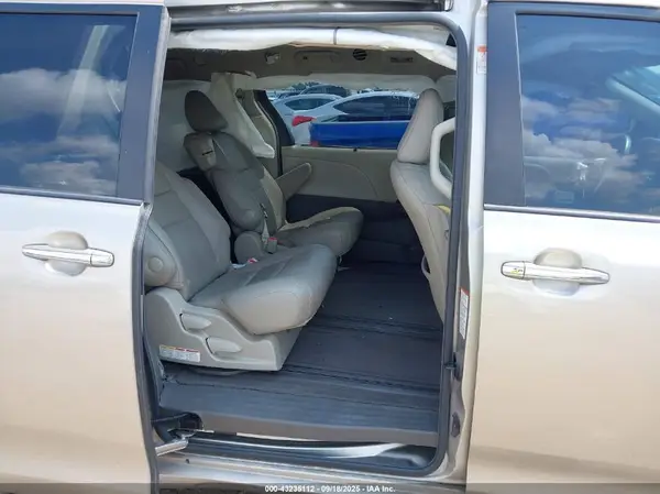 5TDYZ3DC7HS801435 2017 TOYOTA SIENNA - Image 8