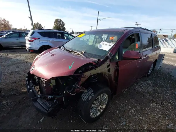 5TDYZ3DC7HS805310 2017 TOYOTA SIENNA - Image 2