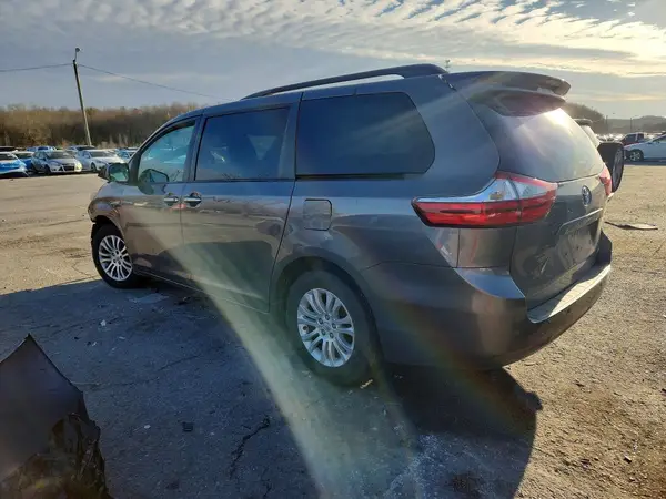 5TDYZ3DC7HS809860 2017 TOYOTA SIENNA - Image 2