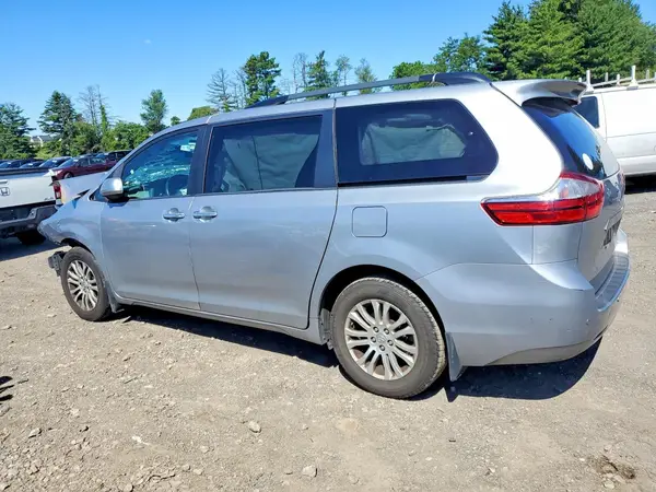 5TDYZ3DC7HS812273 2017 TOYOTA SIENNA - Image 2
