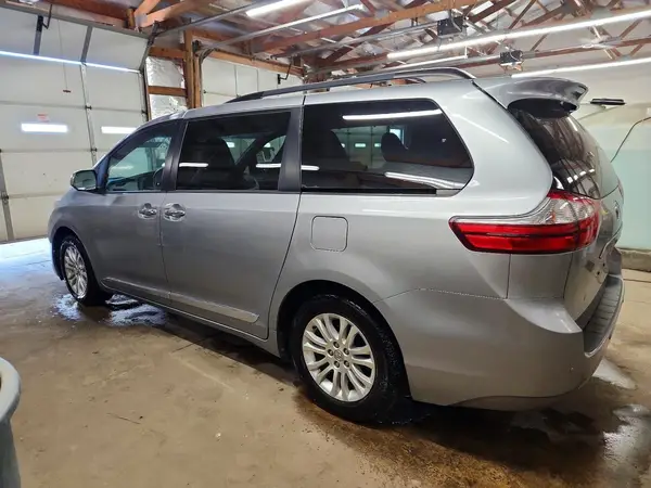 5TDYZ3DC7HS815917 2017 TOYOTA SIENNA - Image 2